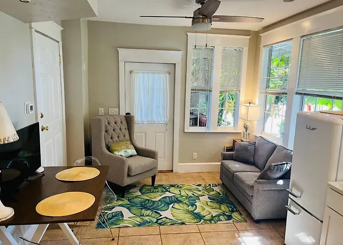 "grove" Historic Beachside Apartment *