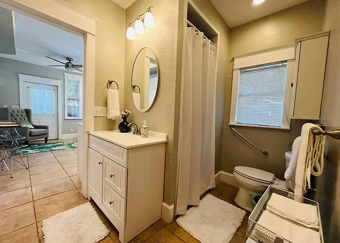 "grove" Historic Beachside Apartment