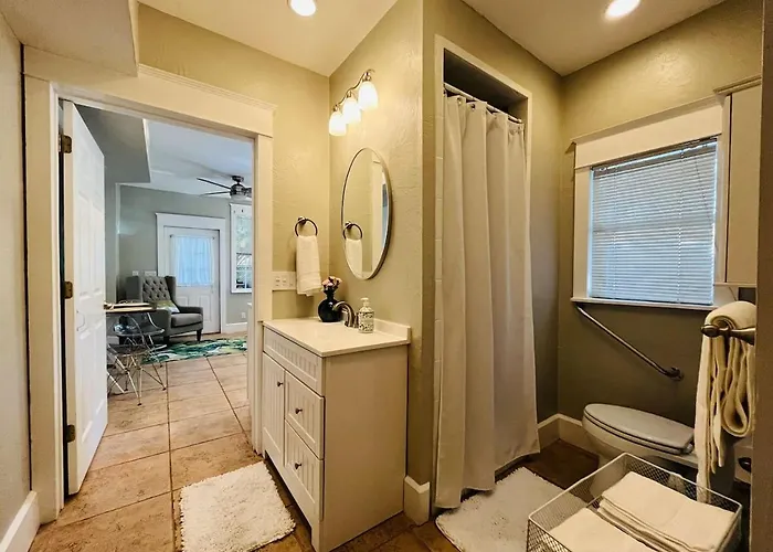 "grove" Historic Beachside Apartment *