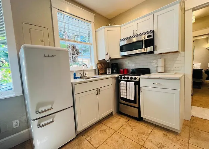 "grove" Historic Beachside Apartment