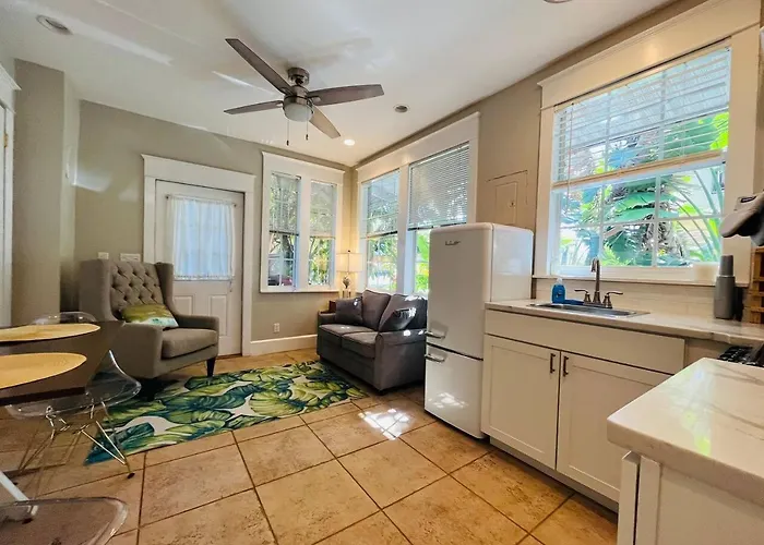 "grove" Historic Beachside Apartment