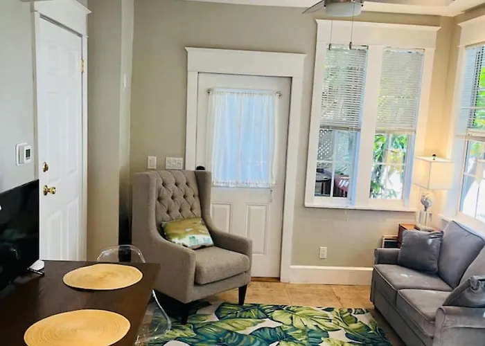 "grove" Historic Beachside Apartment *