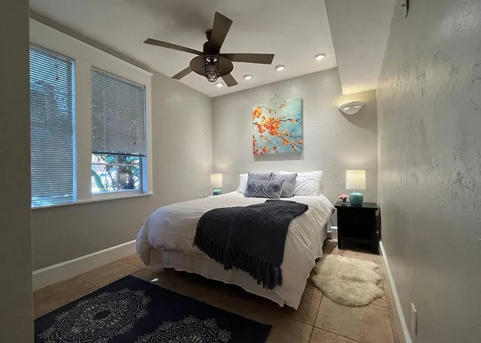 "grove" Historic Beachside